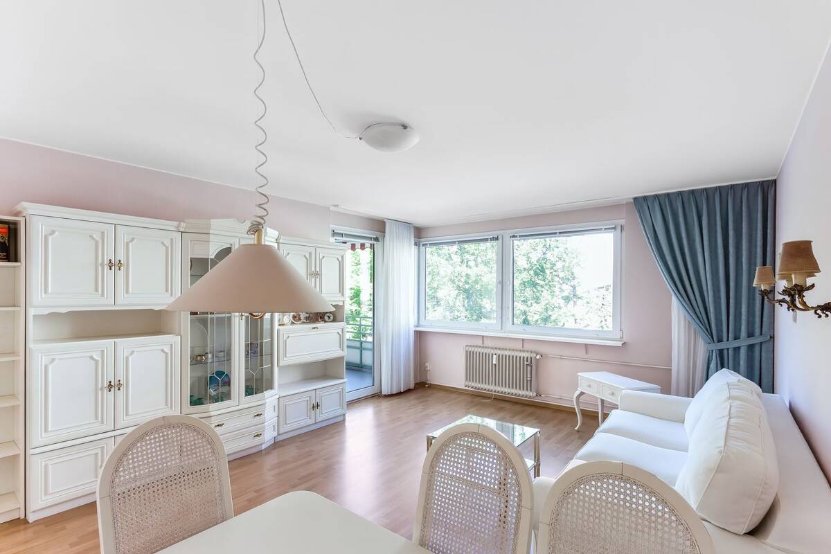 Bezugsfreie 2-Zimmer-Wohnung mit Aufzug und Loggia im idyllischen Westend – 14052 Berlin – Bild 1 von 9