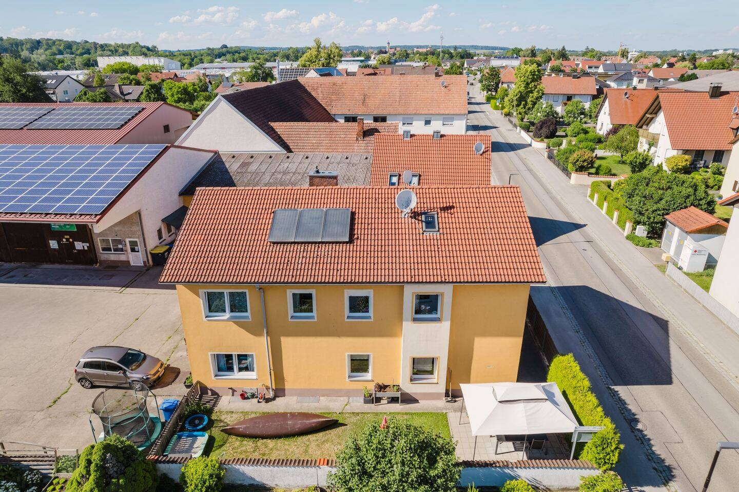 Attraktives Zweifamilienhaus mit zwei Wohneinheiten und vier Stellplätzen