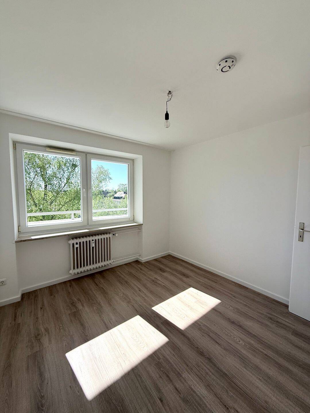 Sonnige 2-Zi.-Wohnung mit Balkon und Aufzug in München-Trudering – München – Vorschaubild 2