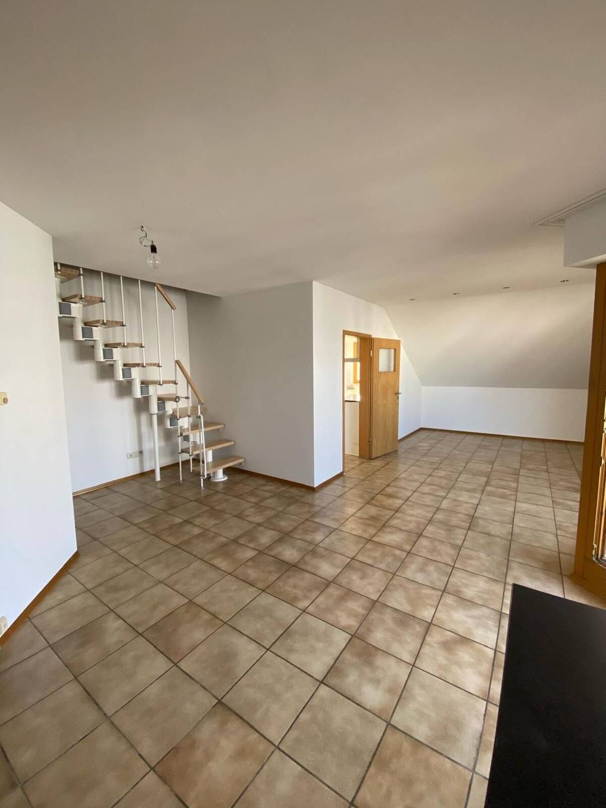 2.5-Zimmer-Dachwohnung mit direktem Zugang zur zusätzlichen Dachgeschossfläche – 89079 Ulm – Bild 1 von 8