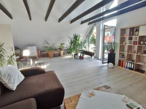 Außergewöhnliche 2,5-Zimmer-Wohnung mit großzügiger Dachterrasse, Einbauküche und stilvollem Wohnambiente