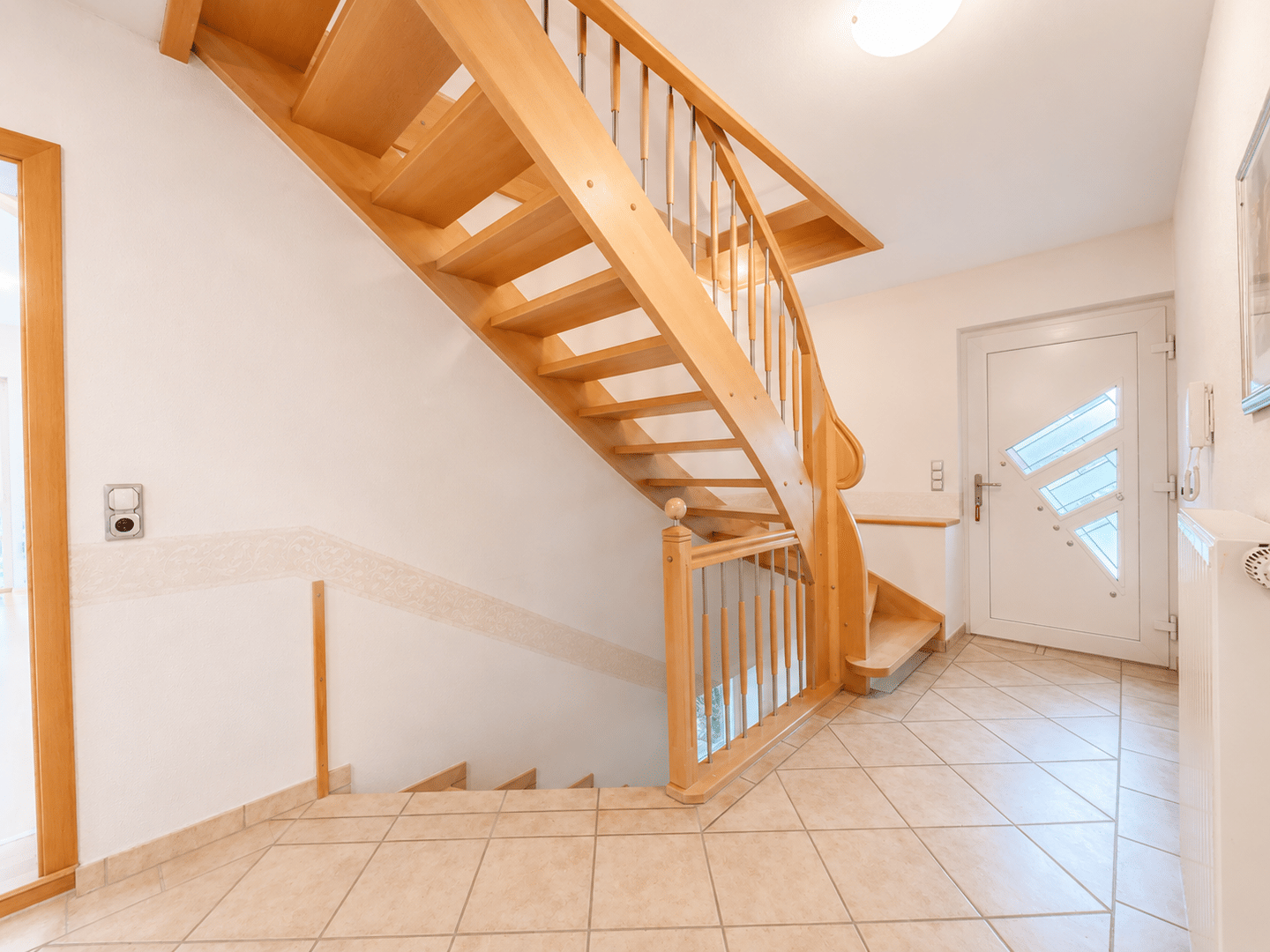 Traumhaftes Einfamilienhaus mit weitläufigem Garten und Scheune in Jühnde bei Göttingen. – Jühnde – Vorschaubild 2