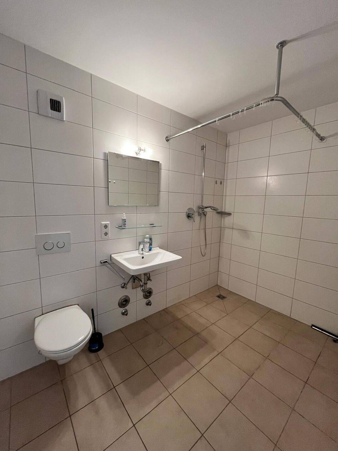 Teilmöbliertes 2-Zimmer-Studentenapartment mit Einbauküche – Nürnberg – Vorschaubild 7