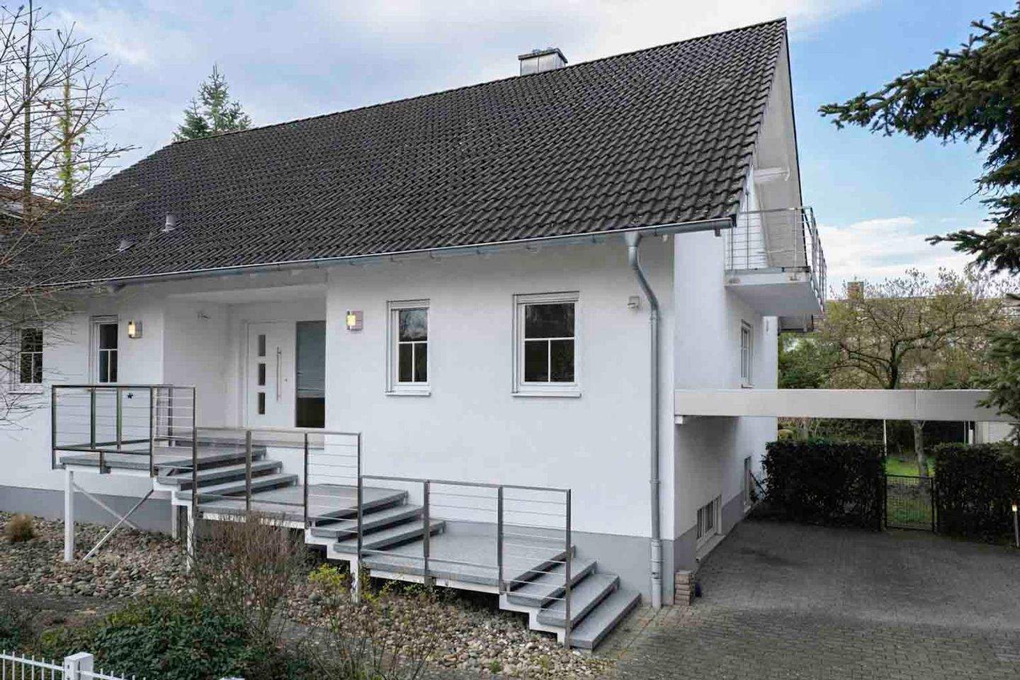 Hochwertiges Einfamilienhaus mit großzügiger Praxis-/Bürofläche im Souterrain – Nauheim – Bild 1 von 9