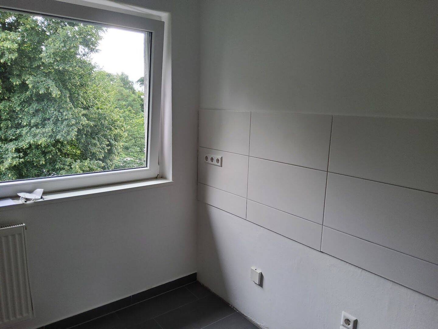 großzügig geschnittene Wohnung mit Balkon // 2. OG rechts – Wolfsburg – Vorschaubild 2