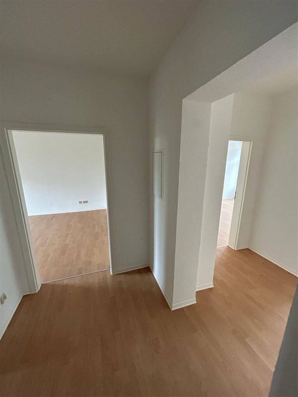 Großzügige 3-Zimmer mit Einbauküche, Balkon, Wannenbad und Laminat in zentraler Lage! SP mgl. – Chemnitz – Vorschaubild 7