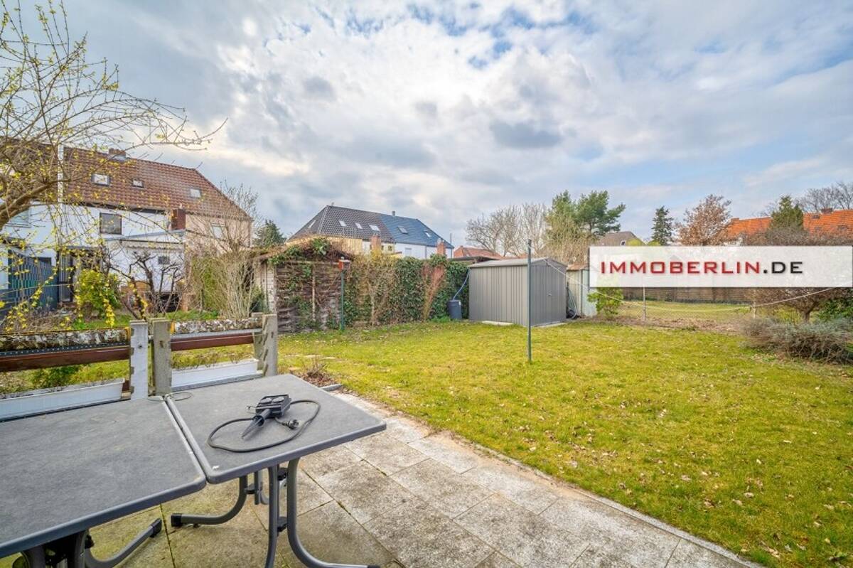 IMMOBERLIN.DE - Gepflegtes Reihenhaus mit beschaulichem Garten in Ruhelage – 13437 Berlin – Bild 1 von 9