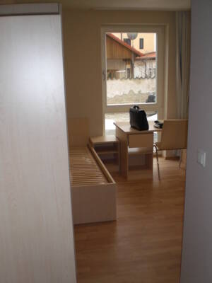 Studentenwohnanlage sucht einen neuen Mieter! Möbliertes Studenten 1-Zimmer-Dachgeschoss-Appartment in der Universit... – 91054 Erlangen – Vorschaubild 2