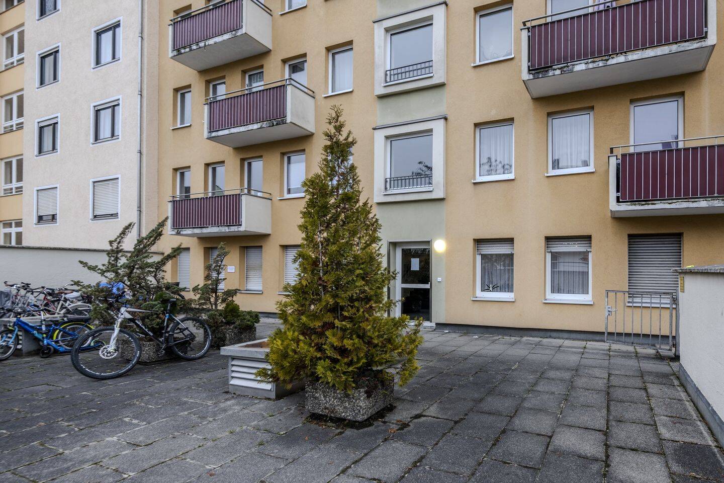Vermietete Erdgeschoss-Wohnung mitten in Neuhausen – München – Vorschaubild 2