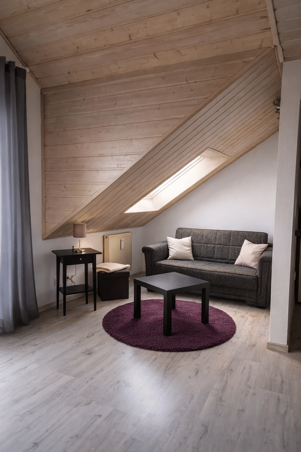 Möblierte, sonnige Dachgeschosswohnung mit großem Balkon & Stellplatz – ideal für Einzelperson – Ingolstadt – Vorschaubild 4