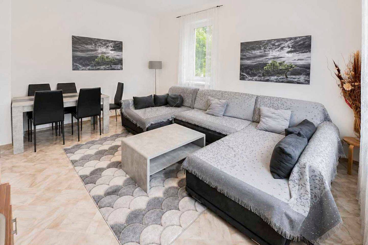 Charmante Altbauwohnung mit grünem Balkon & hohen Decken – Stuttgart – Vorschaubild 2