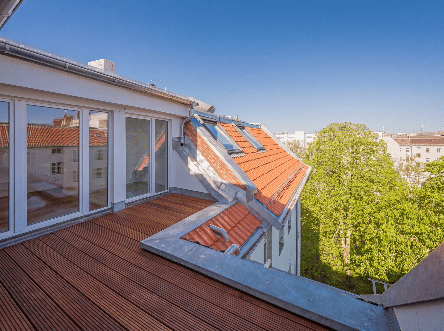 Erstbezug von klimatisierter 4-Zimmer-Dachgeschosswohnung mit Ost- und Westterrasse in Kiezlage – Berlin – Vorschaubild 2