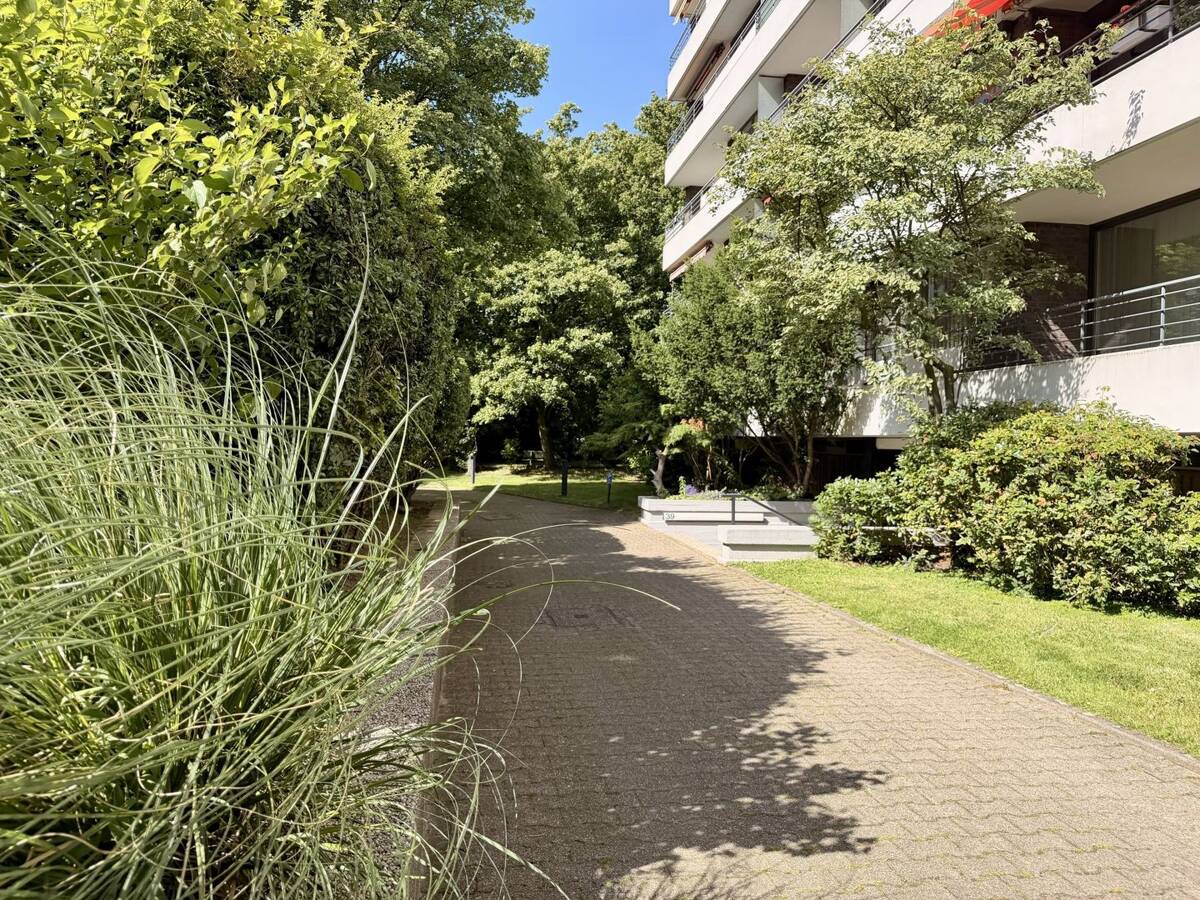 Ihre sanierte 2 Zi. ETW mit Swimming Pool, in Lörick ! – 40547 Düsseldorf – Bild 1 von 9