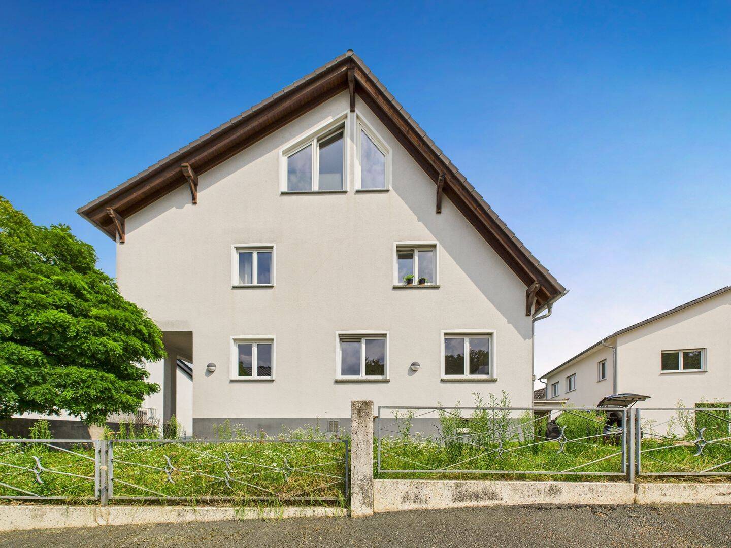 Panoramablick inklusive - Zweifamilienhaus mit Terrasse, Balkon und großem Grundstück in Bad Vilbel – Bad Vilbel – Bild 1 von 9