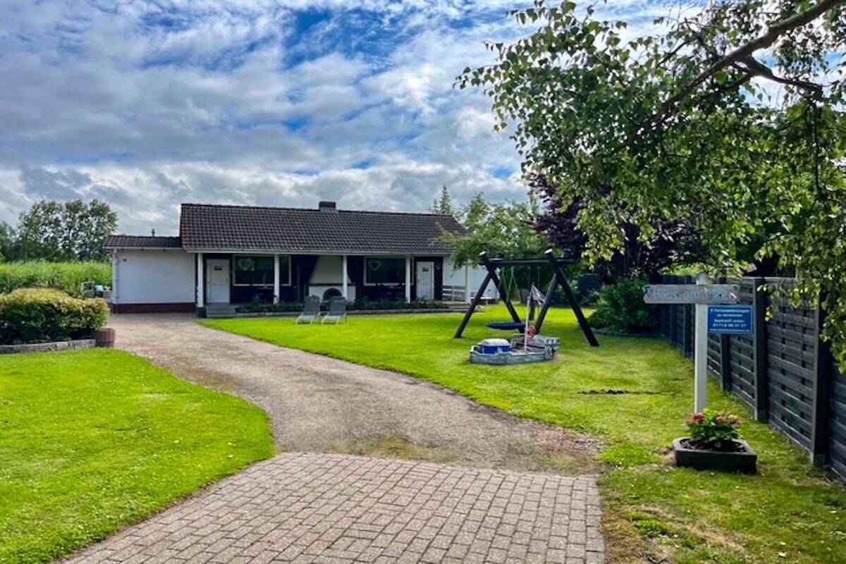 Ferienhaus mit Seltenheitswert - ruhiges Ferienidyll mit zwei ertragsstarken Einheiten! – Butjadingen – Bild 1 von 9