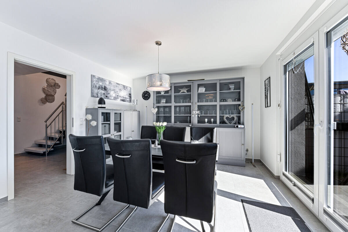 Neuwertiges modernes Townhouse in KFW 40 Standard A+ mit hübscher Terrasse und 2 Stellplätzen – Nahe – Vorschaubild 8