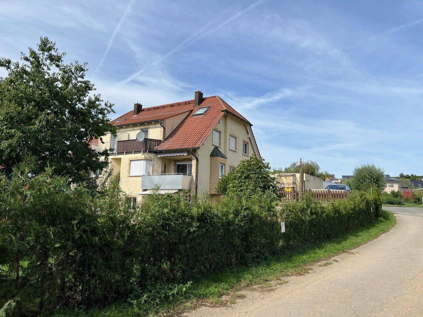 Schöne DHH am Ortsrand mit unverbautem Blick // 147qm Wohnfläche / 7 Zimmer / Einziehen & Wohlfühlen – Itzgrund – Vorschaubild 2