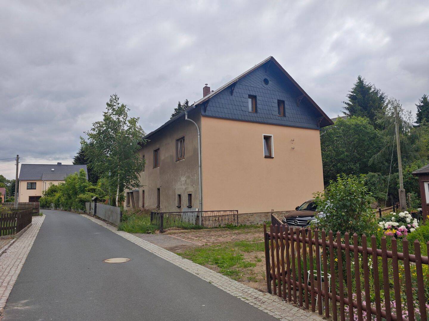 Ein-bis Zweifamilienhaus auf großem Grundstück