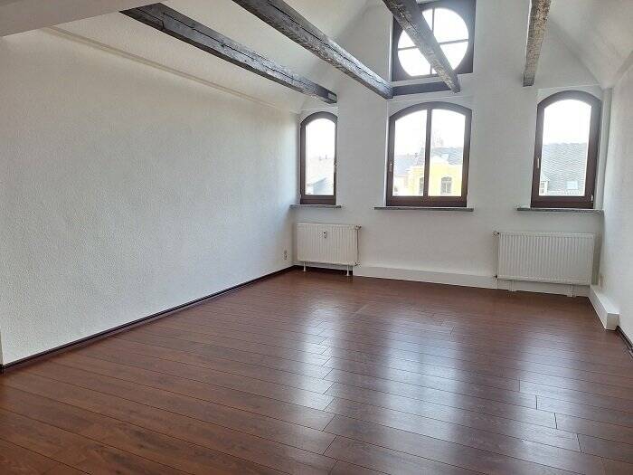 Dachgeschosswohnung Exklusives Wohnzimmer inbegriffen :) – Chemnitz – Bild 1 von 9
