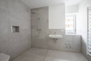 Sonnenverwöhnte Eckwohnung mit umlaufendem Balkon und Tageslicht-Badezimmer - Erstbezug Sept. 2026 – 81369 München – Vorschaubild 7