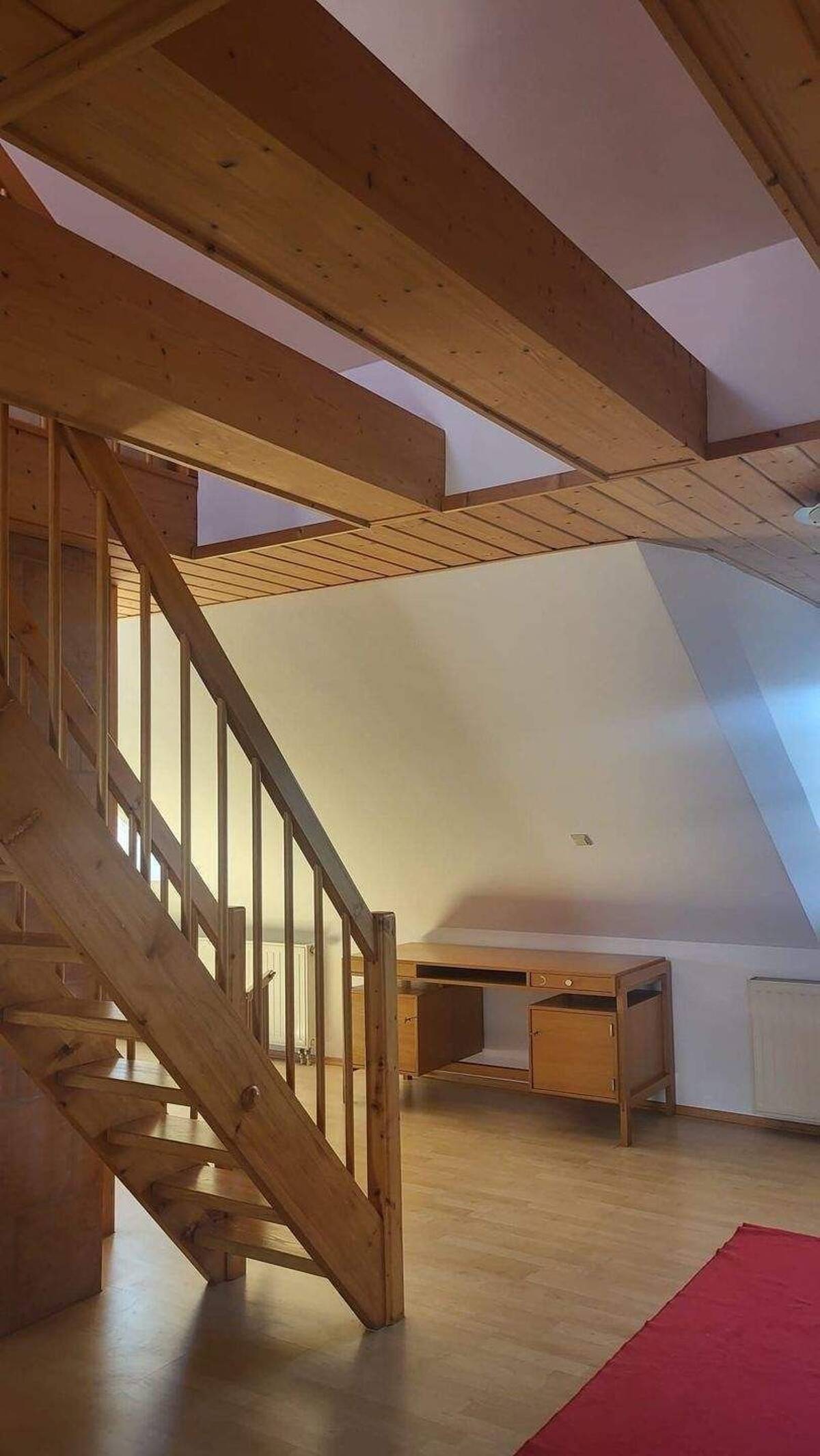 Helle Dachgeschosswohnung mit Balkon, ausgebautem Dachraum und Gartenmitbenutzung – 84085 Langquaid – Bild 1 von 9