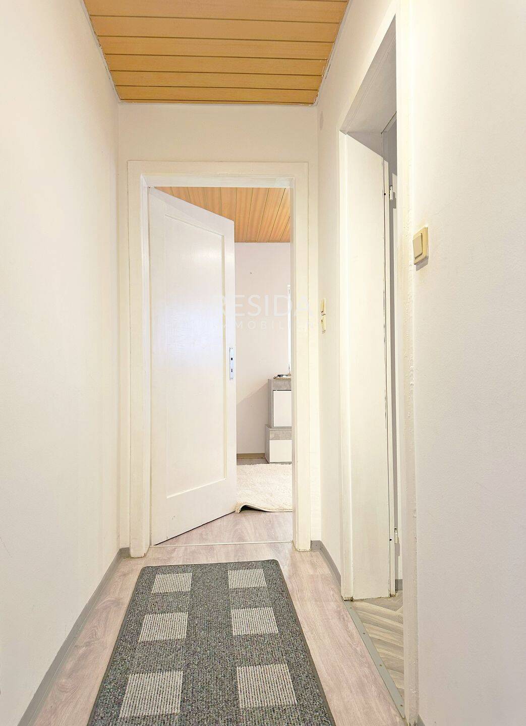 Gepflegte 2-Zi.-Wohnung mit EBK, gr. Bühne mit Ausbaupotenzial in Bad Cannstatt – Stuttgart – Vorschaubild 4