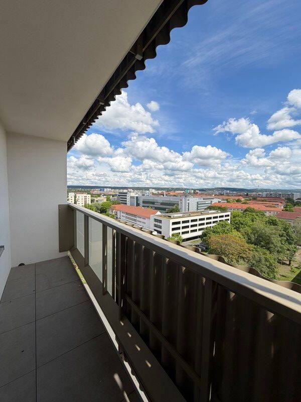 Moderne Wohnung mit Ausblick: Einbauküche und Balkon – Dresden – Vorschaubild 6