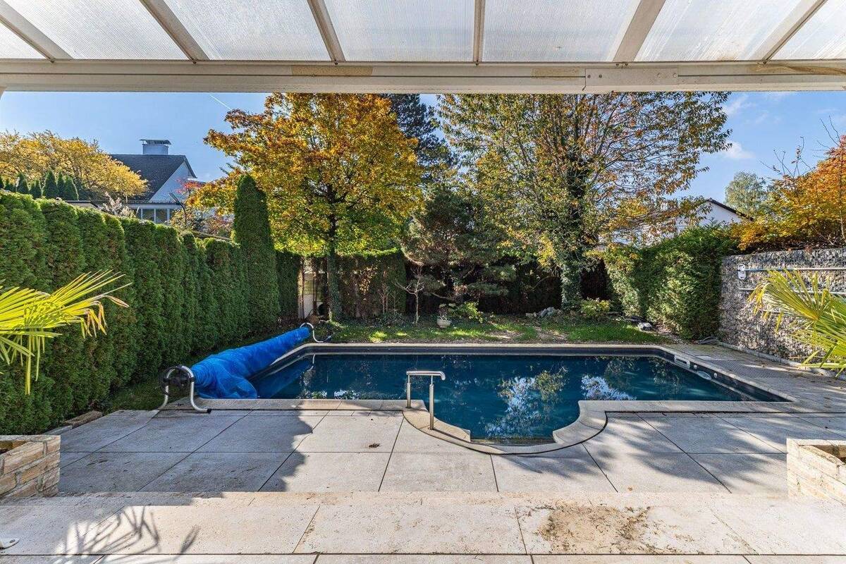 Genießen Sie den kommenden Sommer in Ihrem neuen Haus mit Pool in ruhiger Lage! – 81739 München – Bild 1 von 9