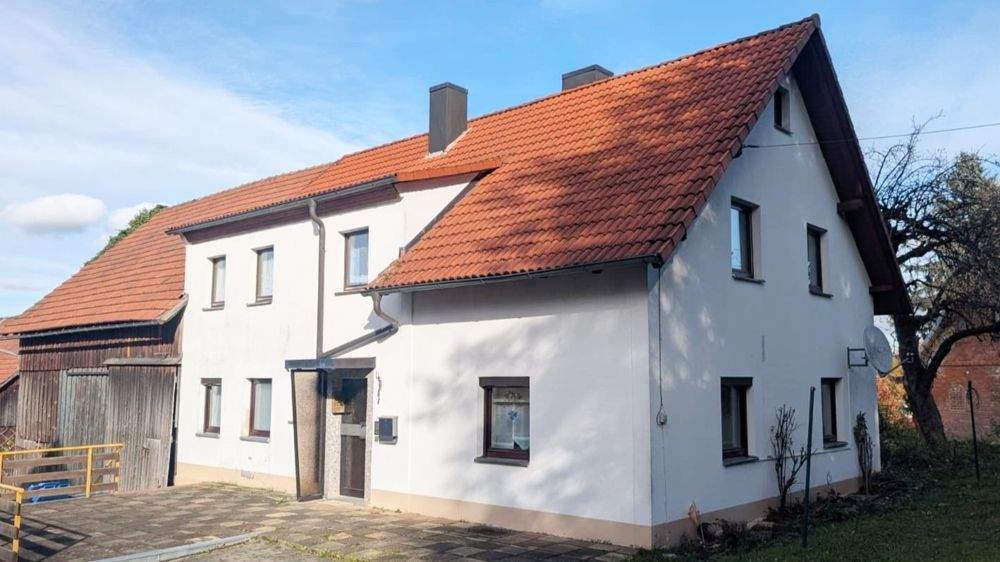 Großzügiges Ein- bis Zweifamilienhaus mit Scheune, Garten und Doppelgarage! Sofort frei! – Mistelgau – Bild 1 von 9
