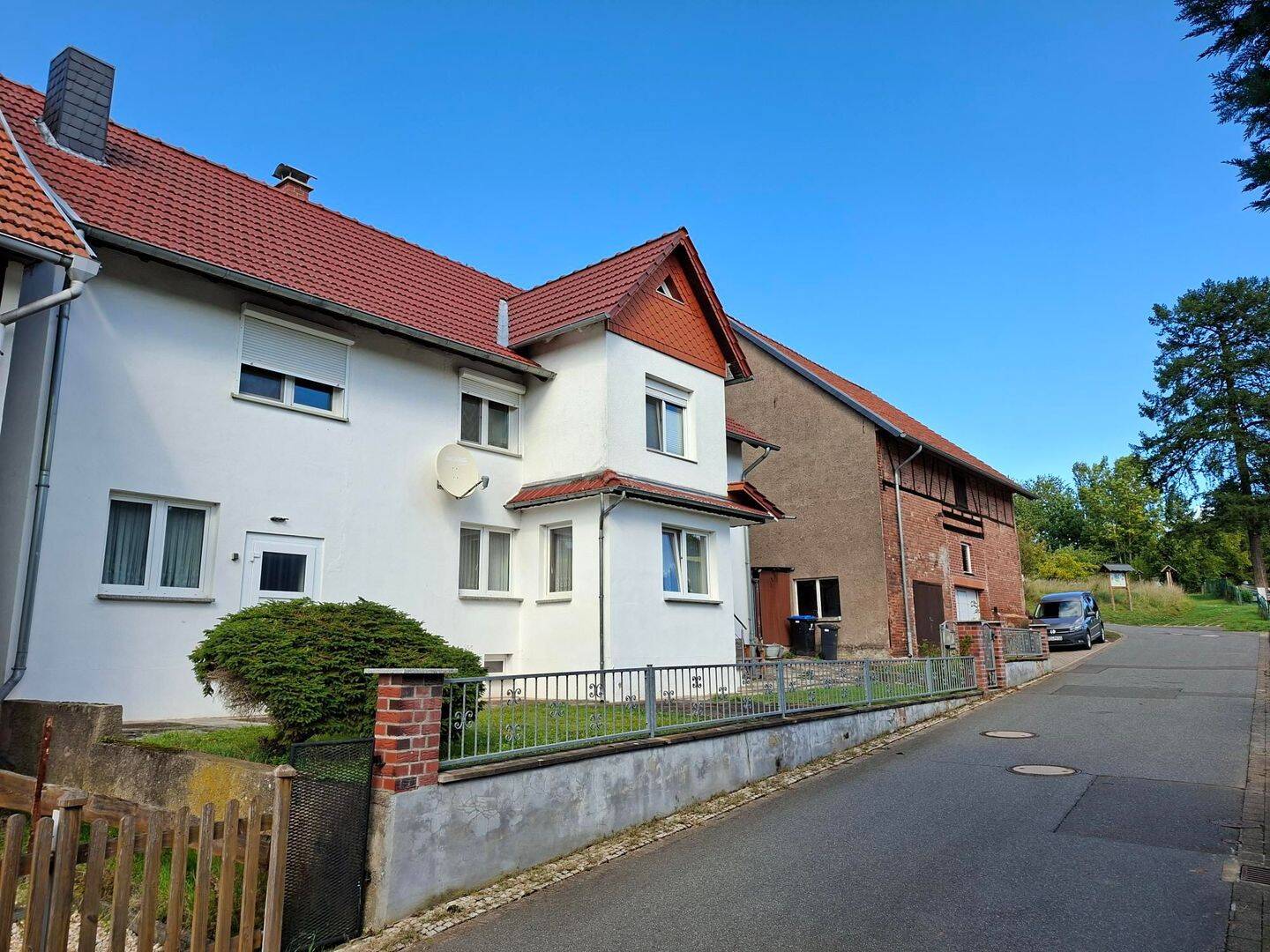 Geräumiges Zweifamilienhaus mit Scheune und großem Grundstück in ruhiger Lage – Sonnenstein – Bild 1 von 9