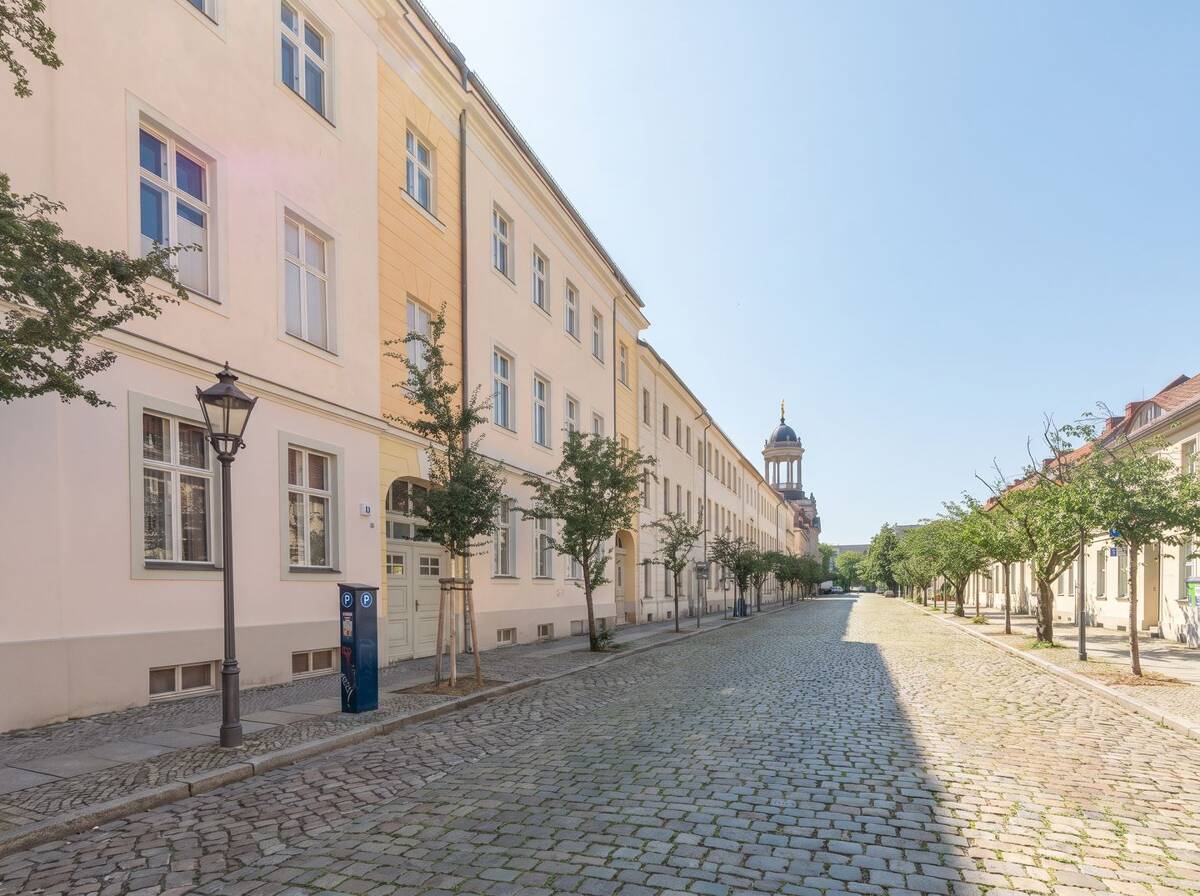 Erstbezug nach umfassender Renovierung: Stilvolles, möbliertes Dachgeschoss – 14467 Potsdam – Bild 1 von 9