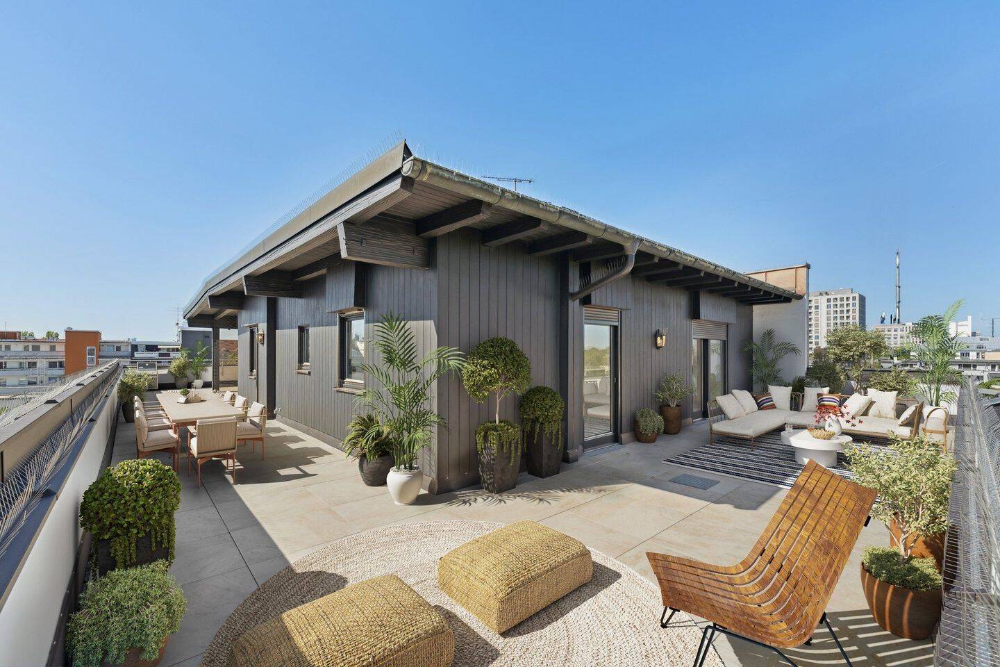 Wohnen mit Aussicht: Großzügige Dachterrasse, Kamin, Lift und Einzelstellplatz in der Tiefgarage