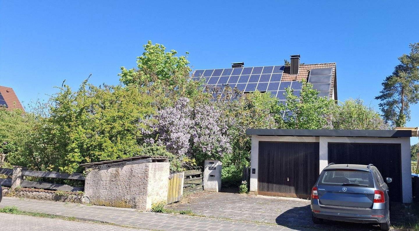 Freistehendes 1-2 Familienhaus mit Solar- und Photovoltaikanlage und Doppelgarage