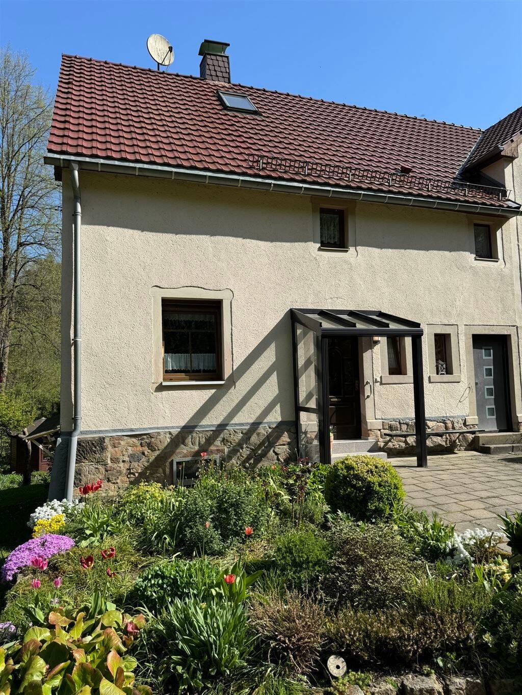 Liebevoll saniertes/modernisiertes Einfamilien-Reihenendhaus in idyllischer Lage – Waldheim – Bild 1 von 9