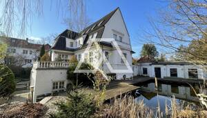 Großzügige Villa mit Remise und Wellnessbereich in Berlin-Zehlendorf.