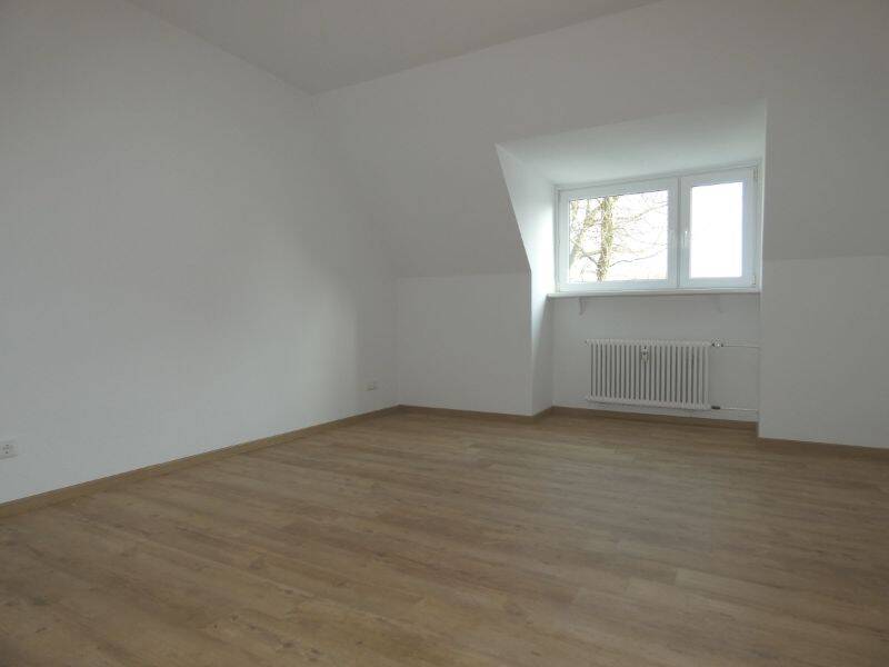 *** Altbauflair in Schlossparknähe! Sanierte DG-Wohnung mit Duschbad! ***