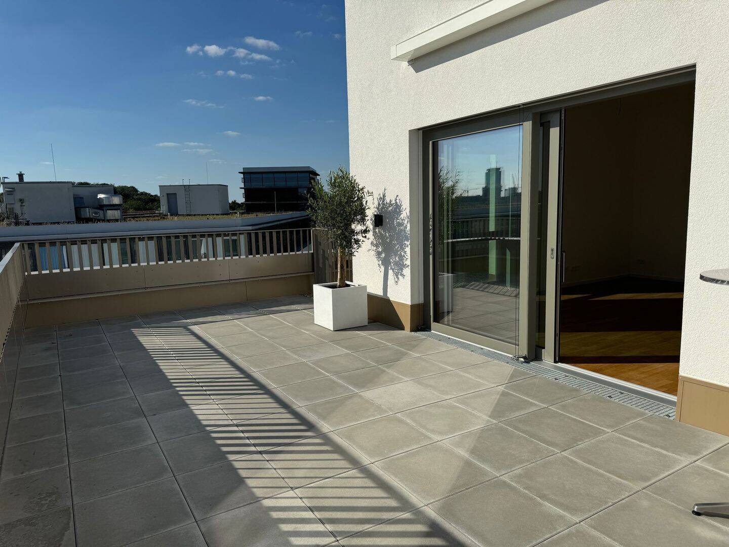 TOP * 3 Zimmer Penthouse * Terrasse Süd-/West * Einbauküche * Einbauschränke * TG SP – Berlin – Vorschaubild 2
