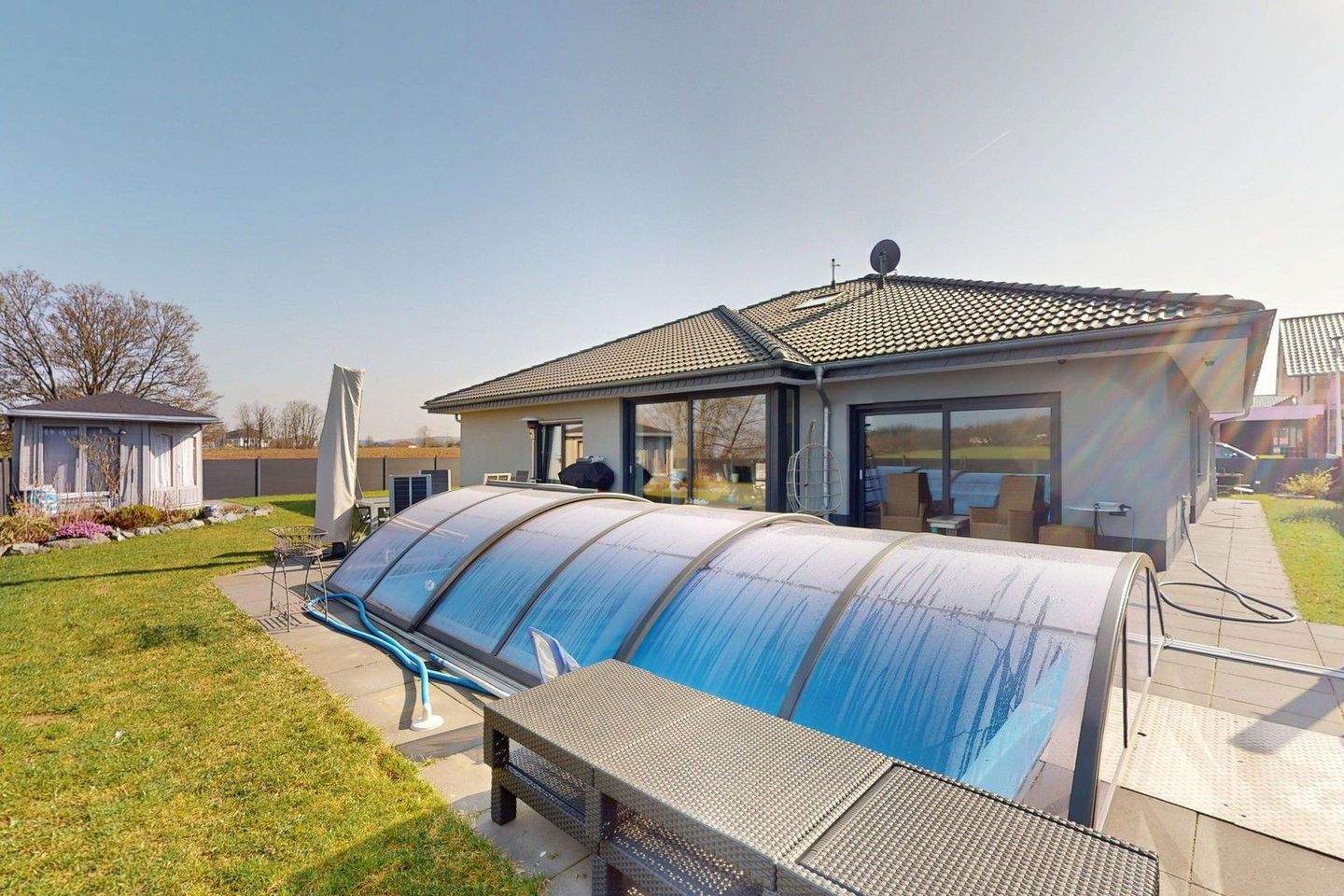 Barrierearmer Bungalow mit 7 Zimmern, KNX-System, Pool und hochwertigster Ausstattung – Braunfels – Bild 1 von 9
