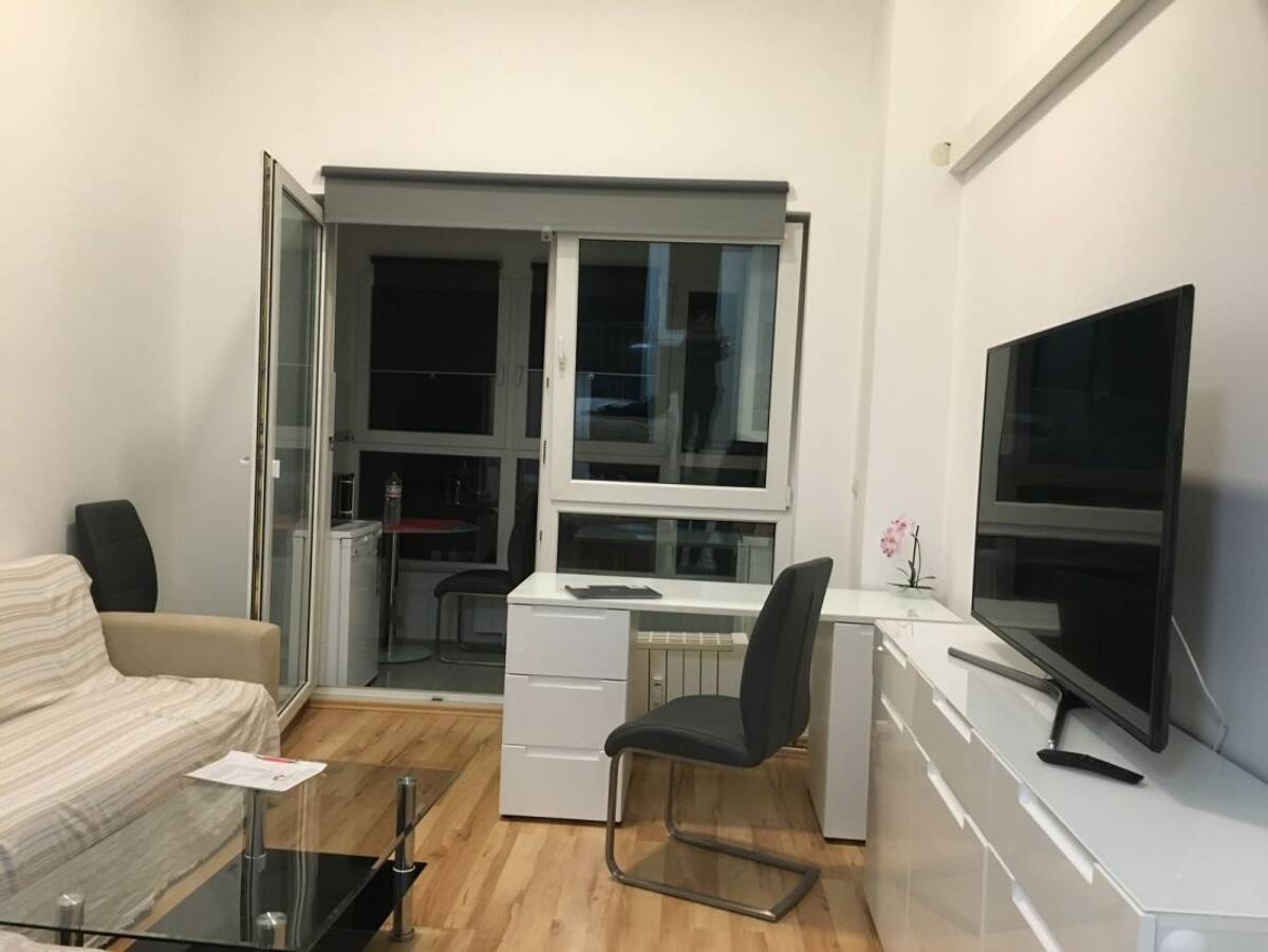 Voll möblierte 1,5-Zimmer-Wohnung mit Wintergarten, WLAN und Top-Verkehrsanbindung – 50827 Köln – Bild 1 von 9