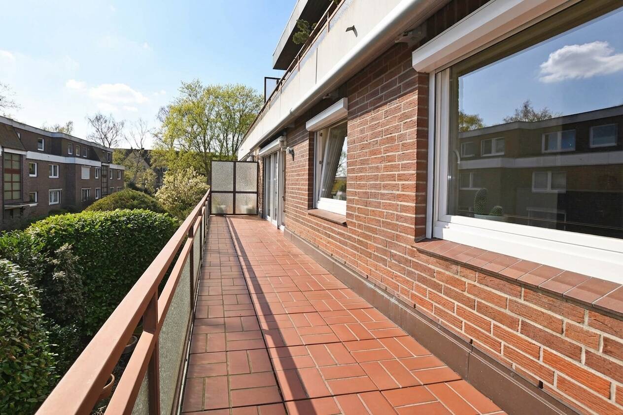 Gepflegte 4-Zi-Wohnung in ruhiger Sackgasse mit herrlichem Südbalkon & Tiefgaragenstellplatz – Hamburg – Vorschaubild 2
