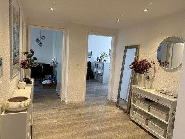 Einziehen statt renovieren: 2 Zimmer, Wohndiele, Balkon und moderner Wohnkomfort im Agnesviertel. – Köln – Vorschaubild 6
