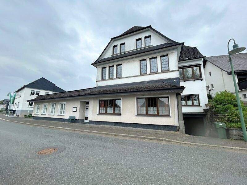 Wohnen und Gewerbe kombiniert: Zweifamilienhaus mit separater Gewerbeeinheit im Herzen von Hirschberg! – Warstein – Bild 1 von 9
