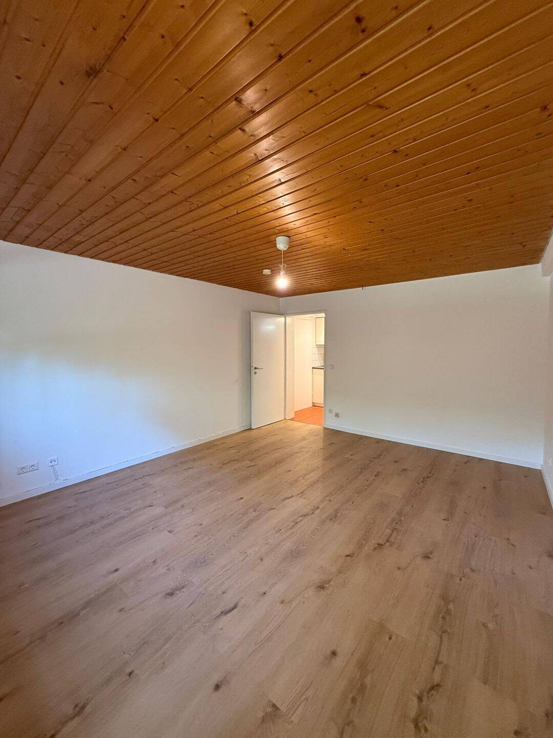 renovierte, kompakte 1-Zimmer Souterrainwohnung – Stuttgart – Vorschaubild 2