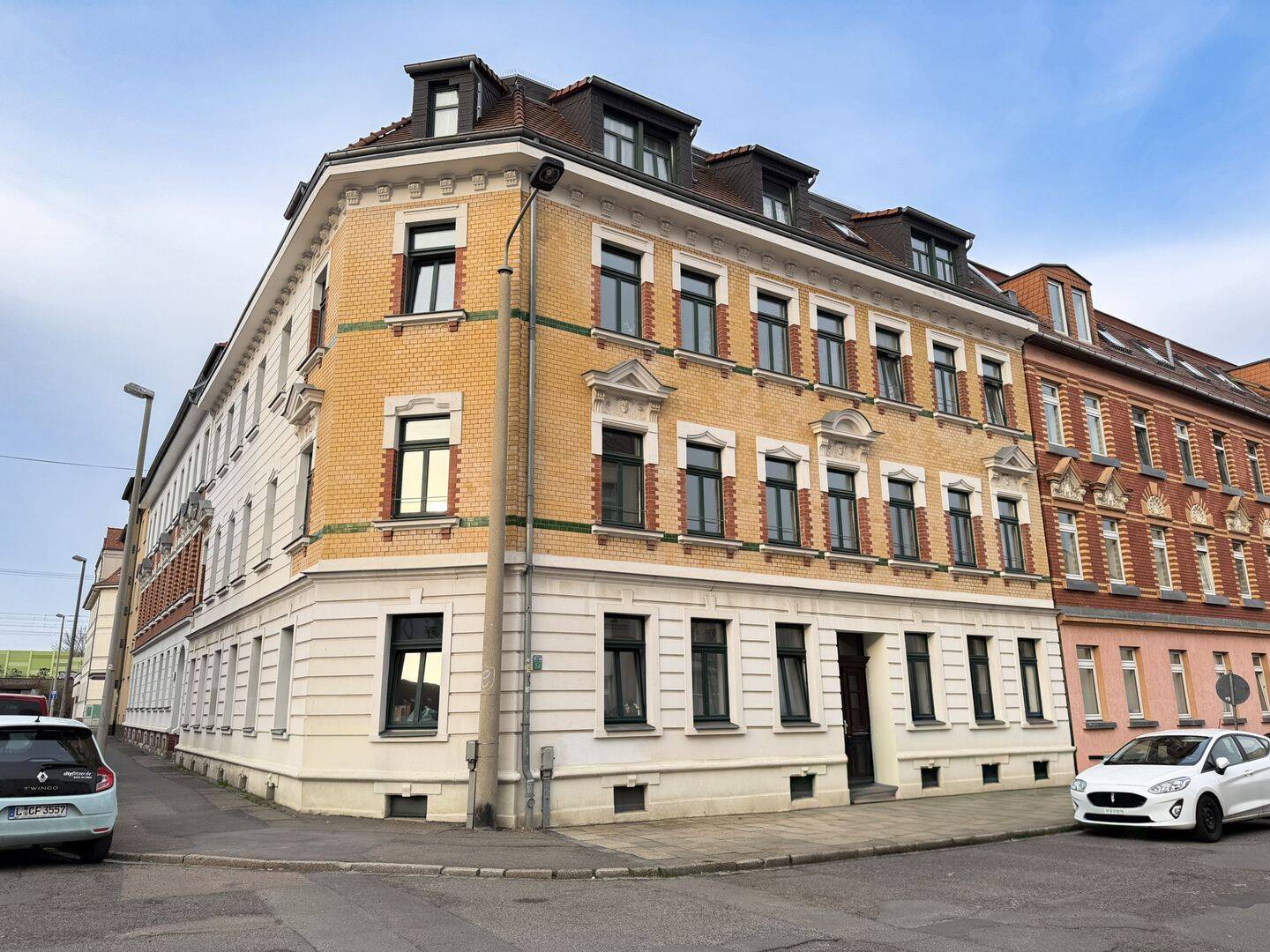 Kapitalanlage im Paket: Vermietete & leerstehende 2-Zimmer-Wohnungen im Denkmalobjek