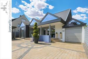 Bi-West zwischen Schloßhof und Uni: Stilvolles und saniertes Einfamilienhaus mit Doppelcarport und Garage – 33615 Bielefeld – Vorschaubild 2