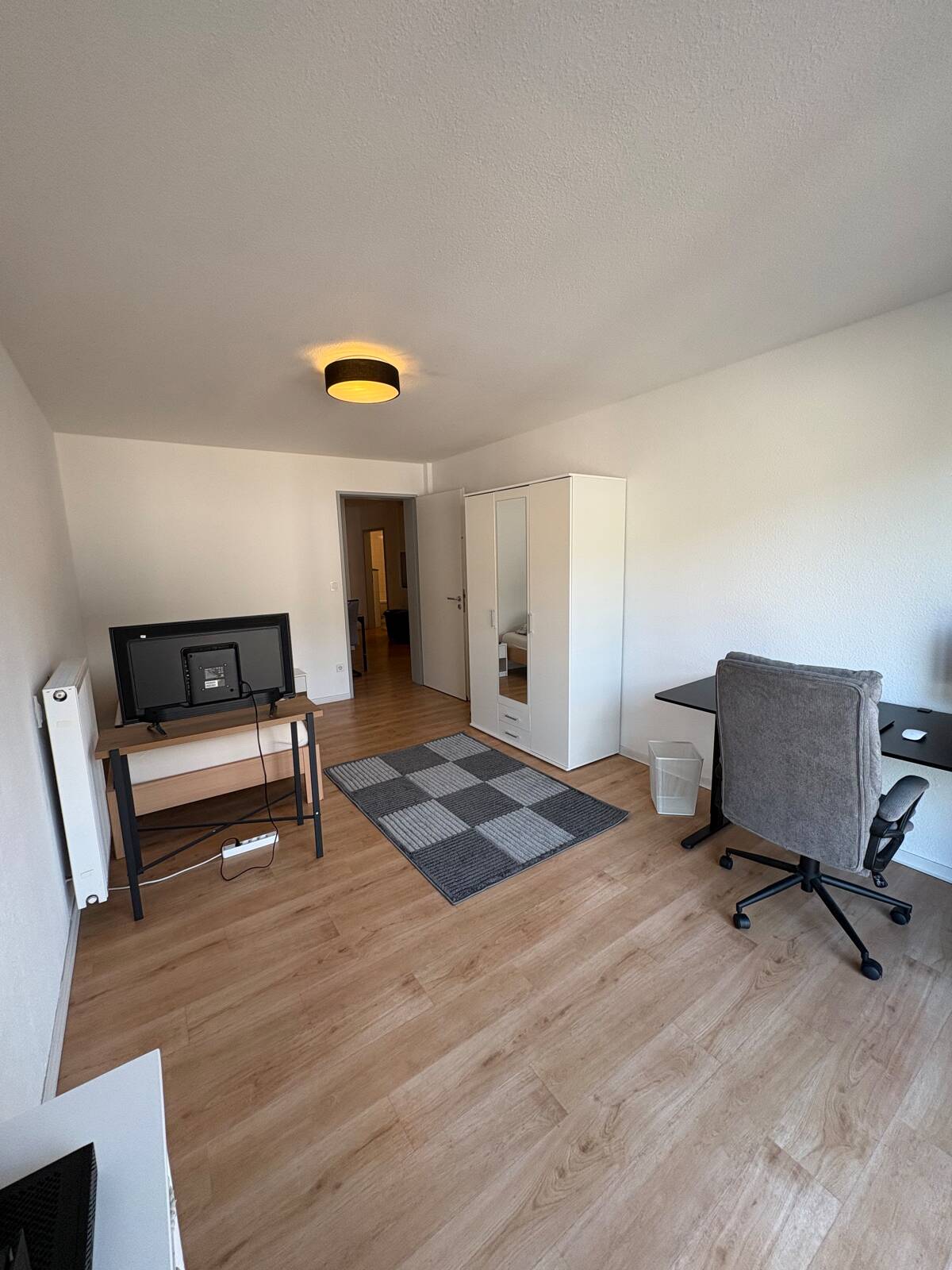 Modernes WG-Zimmer in Uni- und Westbahnhof-Nähe mit eingebauter Küche, Badewanne und Aufzug – 52072 Aachen – Bild 1 von 9