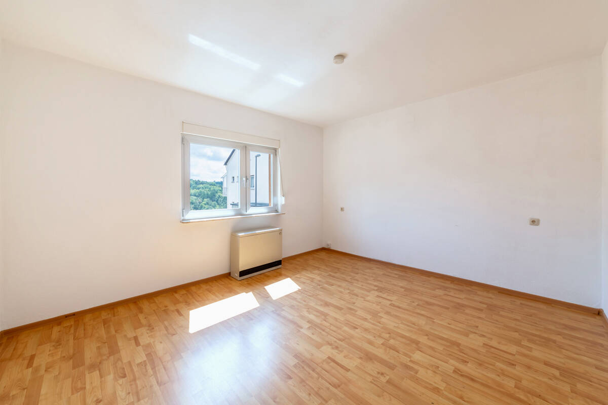 EIN- ODER ZWEIFAMILIENHAUS! mit ca. 151 m² Wohnfläche, 590 m² Grundstück, und eine XL-Doppelgarage – Aarbergen – Vorschaubild 3