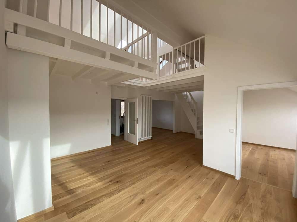 Stilvolle Maisonette-Dachgeschosswohnung mit Wintergarten, Galerie, Aufzug & TG-Stellplatz