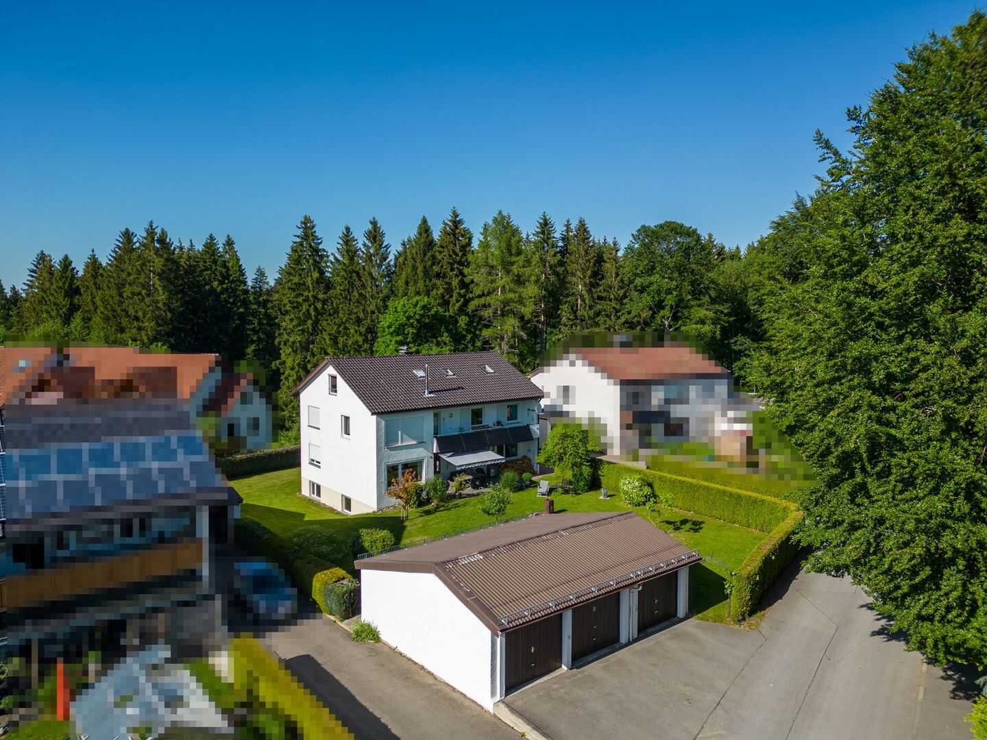 Gepflegtes Zweifamilienhaus mit großem Garten, drei Garagen und vielseitigen Nutzungsmöglichkeiten – Isny im Allgäu – Vorschaubild 2