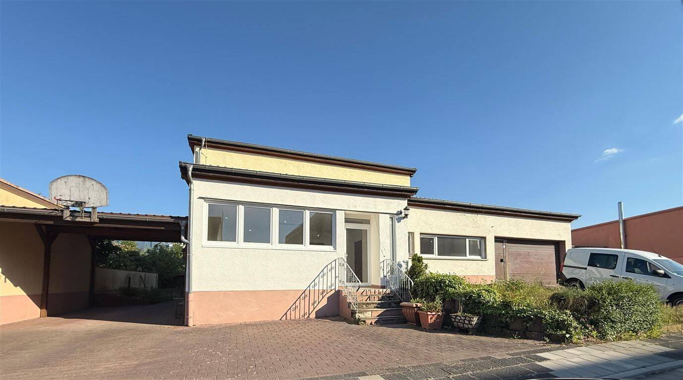 moderne, renovierte Maisonettewohnung mit Garten und Stellplatz